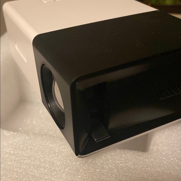 Mini Projector with Remote - Picture 7 of 8